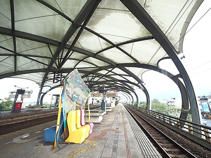 冬山火車站,外掛冬山魚丸米粉 — 平原上的大瓜棚,拍火車的好景點,新增許多裝置藝術