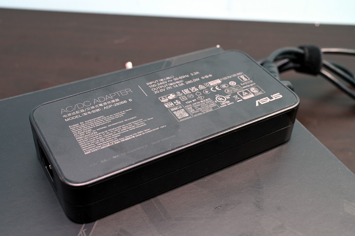 更小更快，ASUS ROG Strix SCAR 15 G533ZW 電競筆電開箱測試