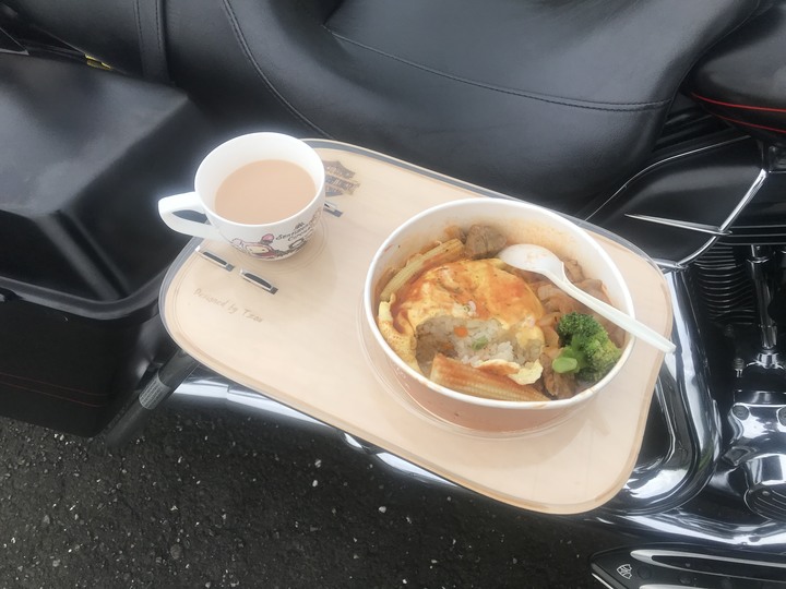 機車餐桌旅行--自由與籠牢