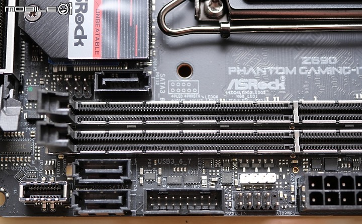 點我看大圖 小體積也有 TB4 華擎 Z690 Phantom Gaming-ITXTB4 開箱
