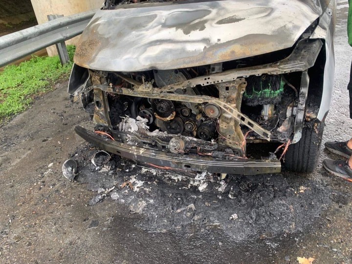 這台是現代的車吧...司機要賠翻了