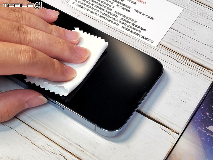 iPhone 藍光玻璃保護貼怎麼選？ZEELOT PLSHIELD NEBULA 藍光玻璃保護貼對比他牌實測