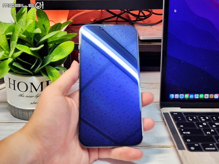iPhone 藍光玻璃保護貼怎麼選？ZEELOT PLSHIELD NEBULA 藍光玻璃保護貼對比他牌實測