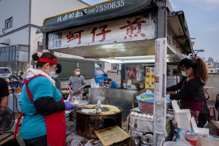 週六限定!台中龍井自強夜市美食推薦滷味、炸熱狗人滿滿
