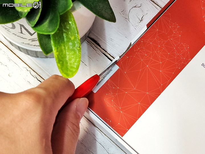 iPhone 藍光玻璃保護貼怎麼選？ZEELOT PLSHIELD NEBULA 藍光玻璃保護貼對比他牌實測