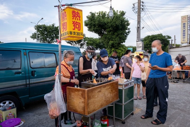 週六限定!台中龍井自強夜市美食推薦滷味、炸熱狗人滿滿