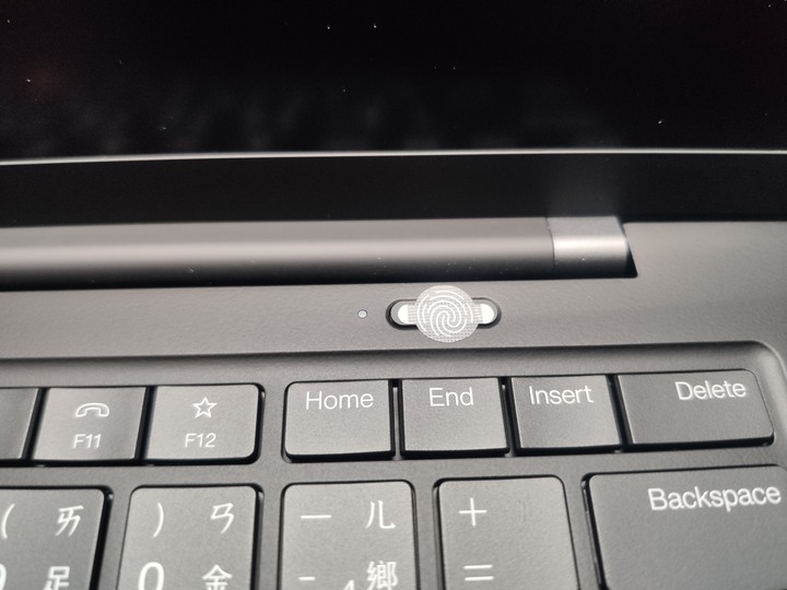 體驗經典小紅點，ThinkPad X1 Carbon 旗艦商務筆電開箱