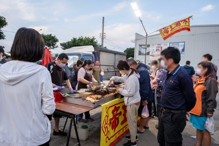 週六限定!台中龍井自強夜市美食推薦滷味、炸熱狗人滿滿