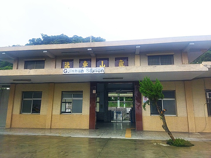 頭城 伯朗咖啡館 頭城城堡咖啡二館，外掛大里、龜山和頭城車站 — 大雨過後龜山島之遠望