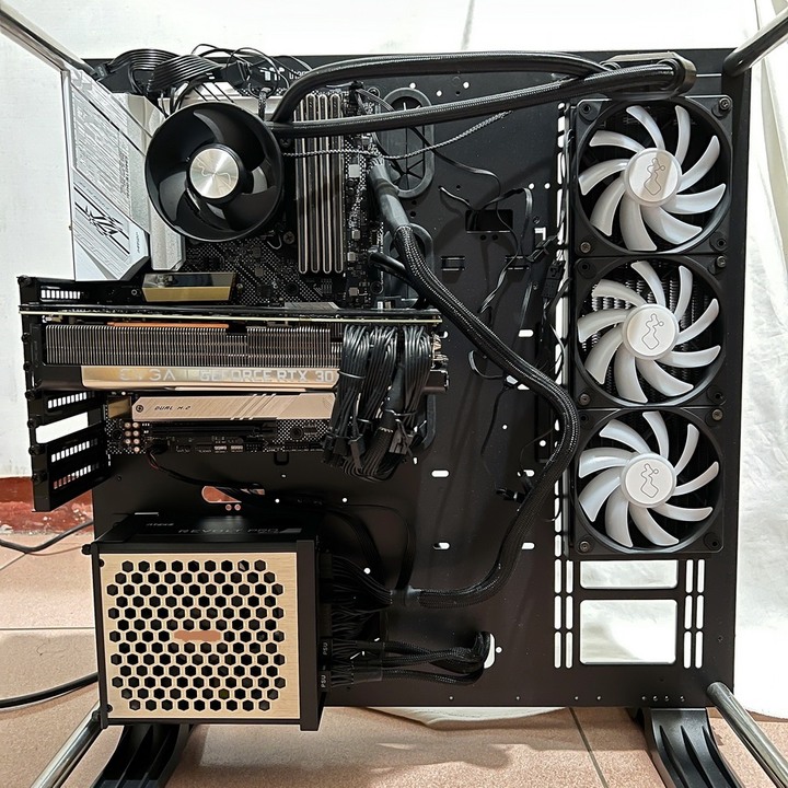 迎廣 InWin P85 雪白特仕版 - 線材也雪白的全模組化電源、80PLUS金牌、全日系電容。