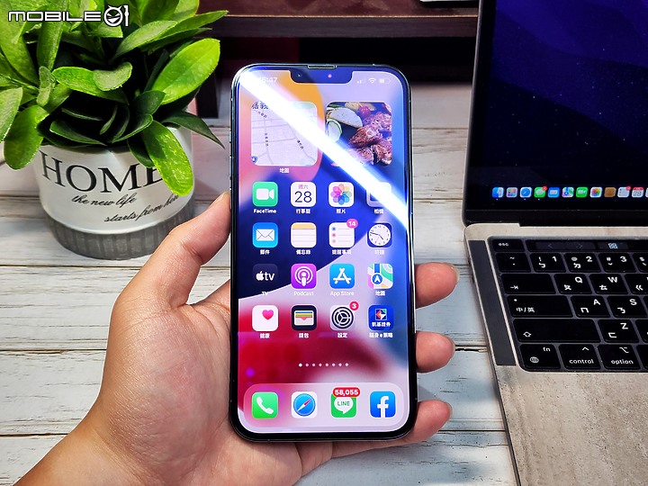iPhone 藍光玻璃保護貼怎麼選？ZEELOT PLSHIELD NEBULA 藍光玻璃保護貼對比他牌實測