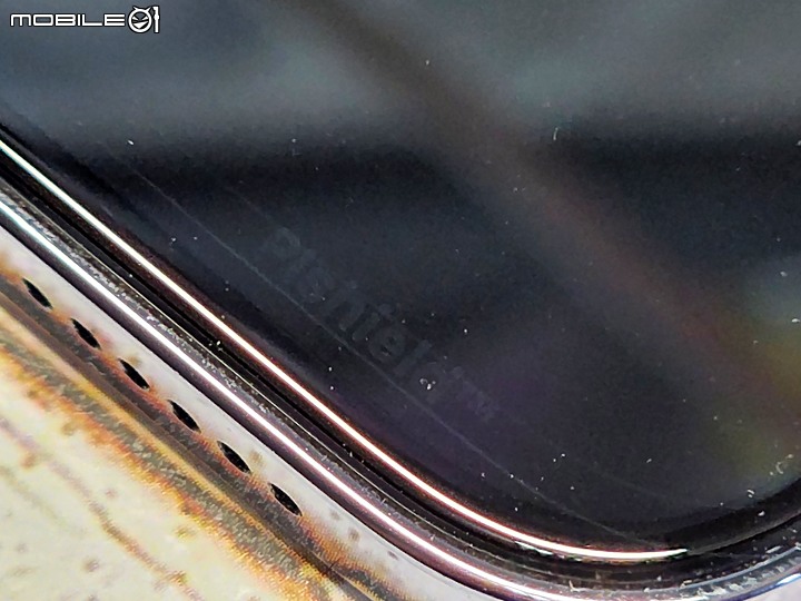 iPhone 藍光玻璃保護貼怎麼選？ZEELOT PLSHIELD NEBULA 藍光玻璃保護貼對比他牌實測