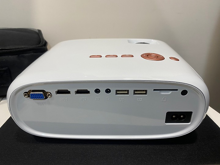 開箱【ONEmade】Vpro 輕巧型無線投影機