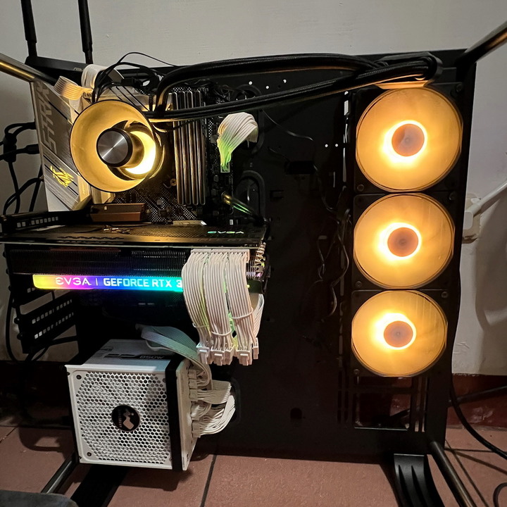 迎廣 InWin P85 雪白特仕版 - 線材也雪白的全模組化電源、80PLUS金牌、全日系電容。