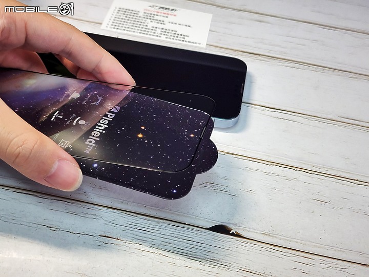 iPhone 藍光玻璃保護貼怎麼選？ZEELOT PLSHIELD NEBULA 藍光玻璃保護貼對比他牌實測