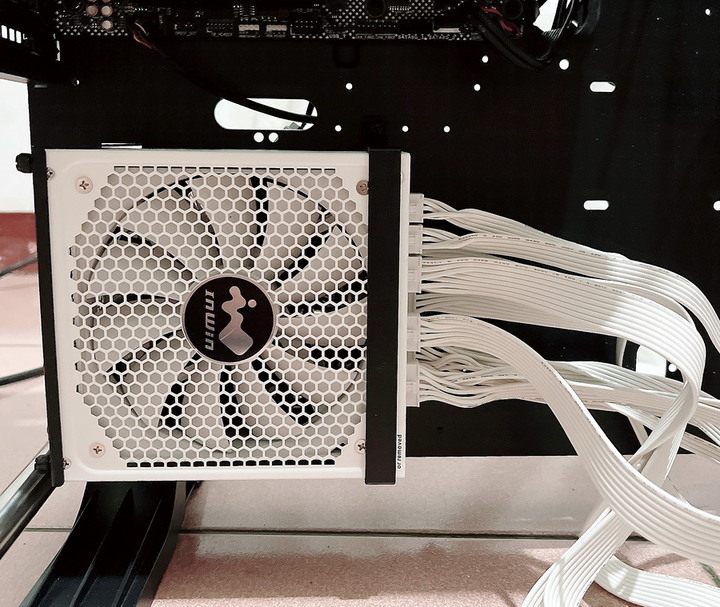 迎廣 InWin P85 雪白特仕版 - 線材也雪白的全模組化電源、80PLUS金牌、全日系電容。