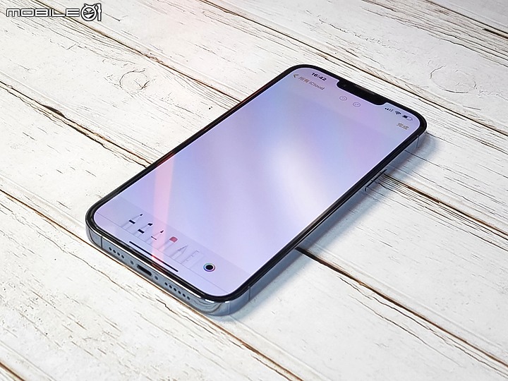 iPhone 藍光玻璃保護貼怎麼選？ZEELOT PLSHIELD NEBULA 藍光玻璃保護貼對比他牌實測