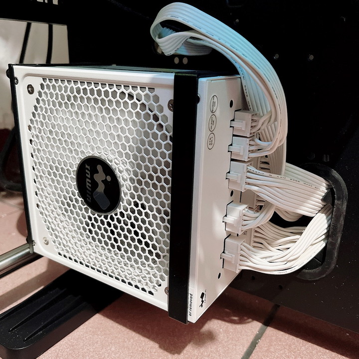 迎廣 InWin P85 雪白特仕版 - 線材也雪白的全模組化電源、80PLUS金牌、全日系電容。