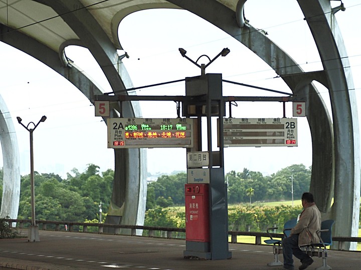 冬山火車站，外掛冬山魚丸米粉 — 平原上的大瓜棚，拍火車的好景點，新增許多裝置藝術