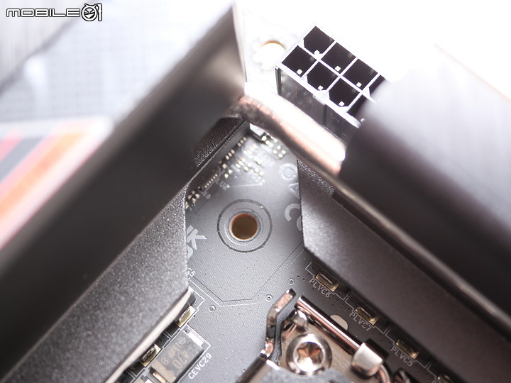 點我看大圖 小體積也有 TB4 華擎 Z690 Phantom Gaming-ITXTB4 開箱