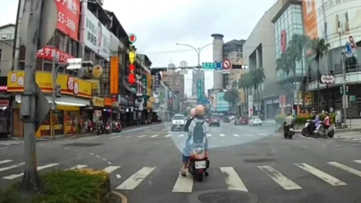 不待轉!母騎車載女停內線、打左轉燈 見警突鬼切慘撞飛