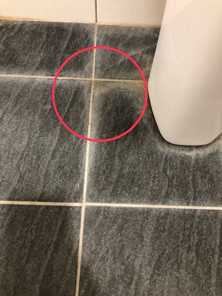 舊屋翻修完，浴室磁磚有白色的汙垢