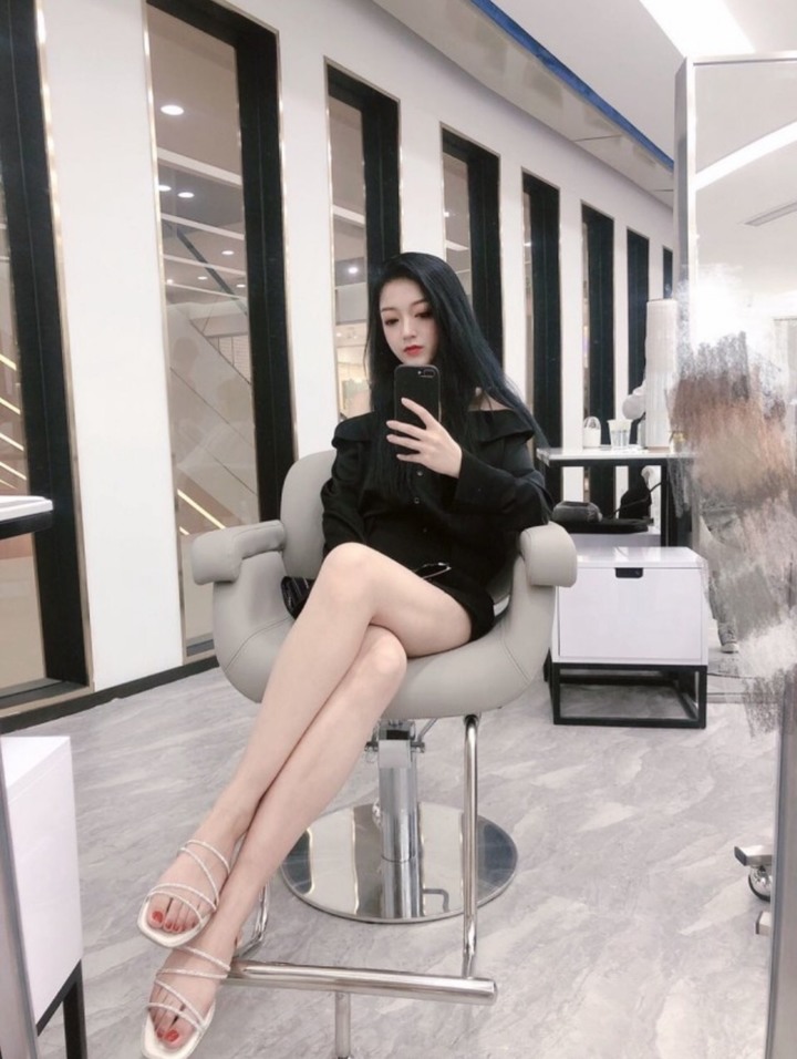 網路上港股誘多實空的女騙子照