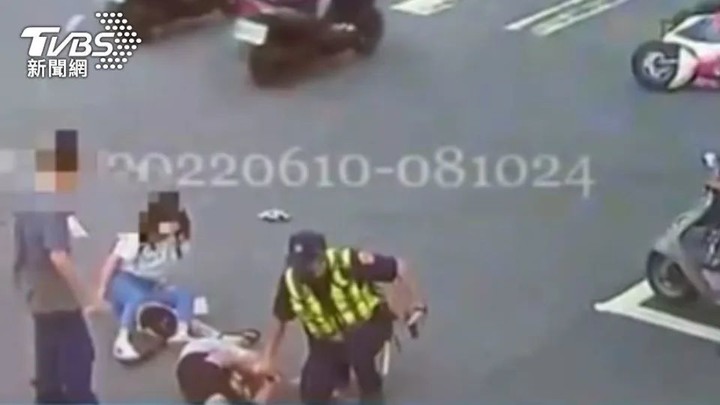 不待轉!母騎車載女停內線、打左轉燈 見警突鬼切慘撞飛