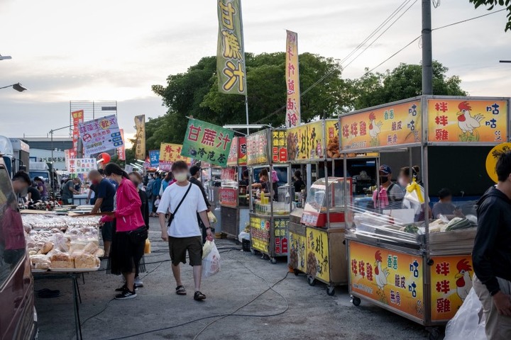 週六限定!台中龍井自強夜市美食推薦滷味、炸熱狗人滿滿