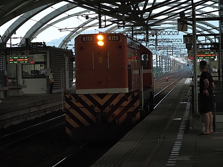 冬山火車站,外掛冬山魚丸米粉 — 平原上的大瓜棚,拍火車的好景點,新增許多裝置藝術