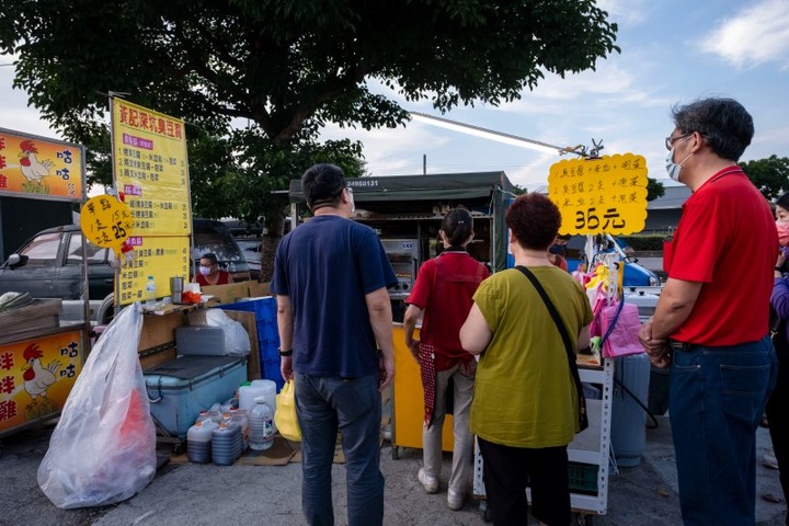 週六限定!台中龍井自強夜市美食推薦滷味、炸熱狗人滿滿