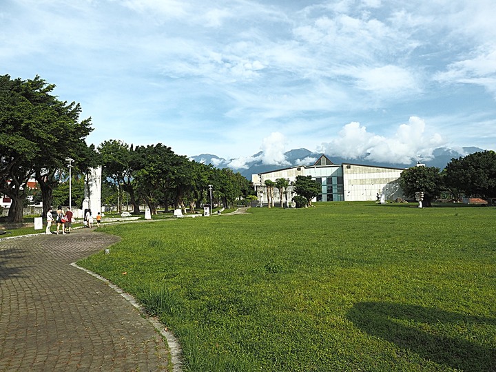 花蓮市 花蓮港鳥踏石公園｜海軍殉難四戰士紀念碑｜石雕公園 — 大清早到花蓮港邊大口深呼吸 — 翰品酒店「大口深呼吸」活動