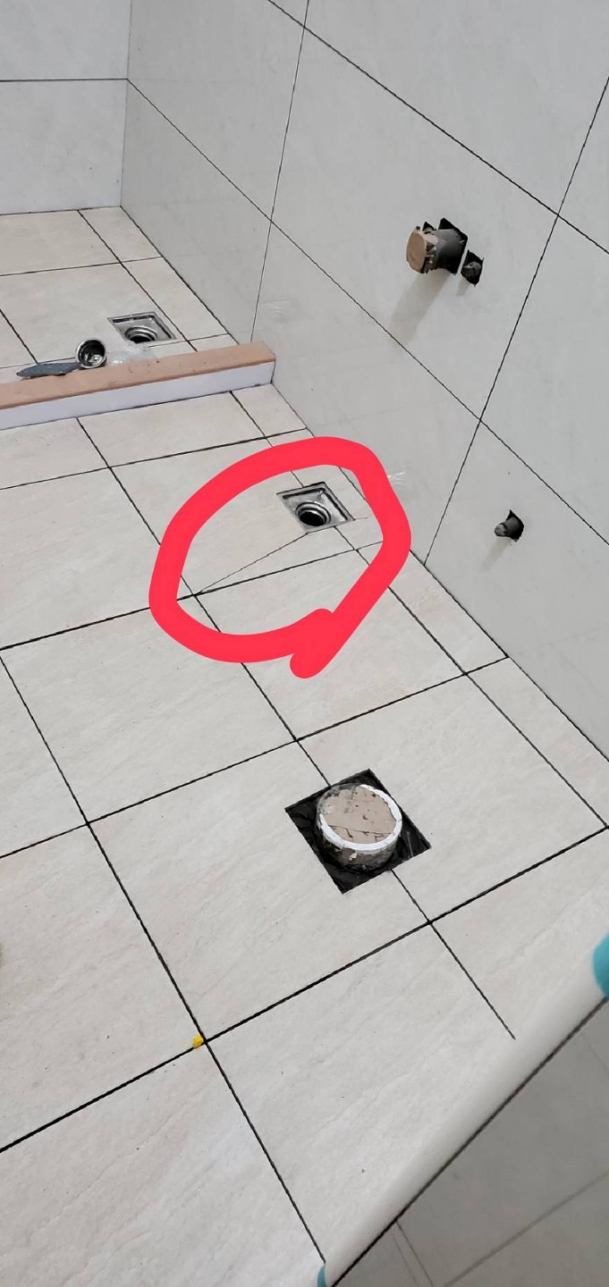 新鋪的浴室磁磚有裂縫正常嗎？