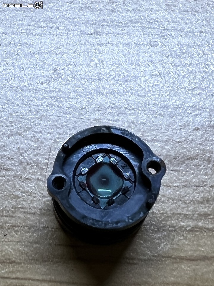 點我看大圖 Garmin GRVC35 無線倒車鏡頭滲水後修復心得分享