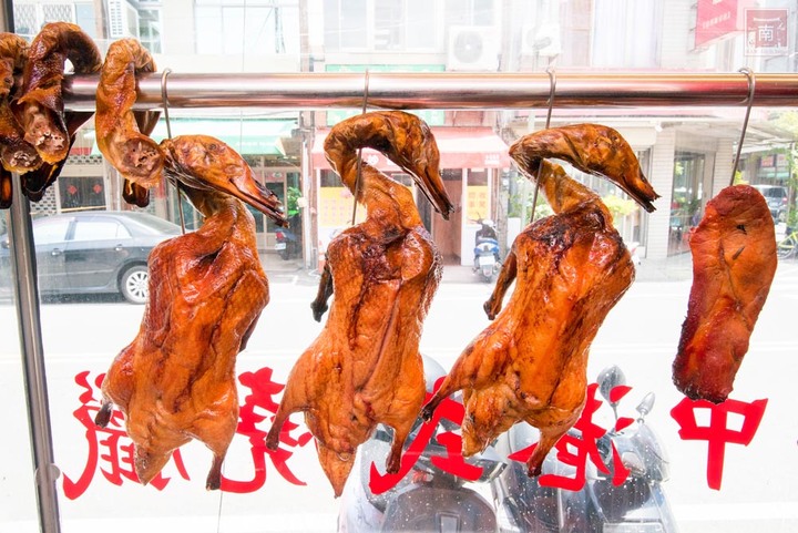 【臺南美食】正宗港式燒臘便當｜主廚超過15年燒臘經驗｜超大隻雞腿｜燒鴨｜火肉｜叉燒｜油雞｜蔥油~品銘中港式燒臘新市店 - 南人幫