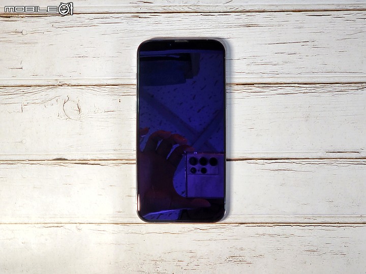 iPhone 藍光玻璃保護貼怎麼選？ZEELOT PLSHIELD NEBULA 藍光玻璃保護貼對比他牌實測
