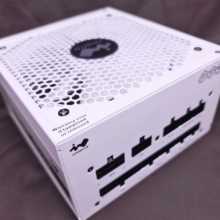 迎廣 InWin P85 雪白特仕版 - 線材也雪白的全模組化電源、80PLUS金牌、全日系電容。