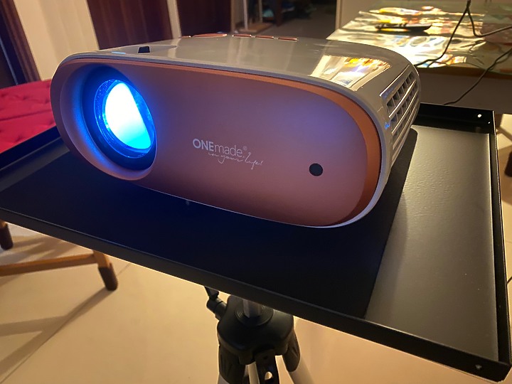 開箱【ONEmade】Vpro 輕巧型無線投影機