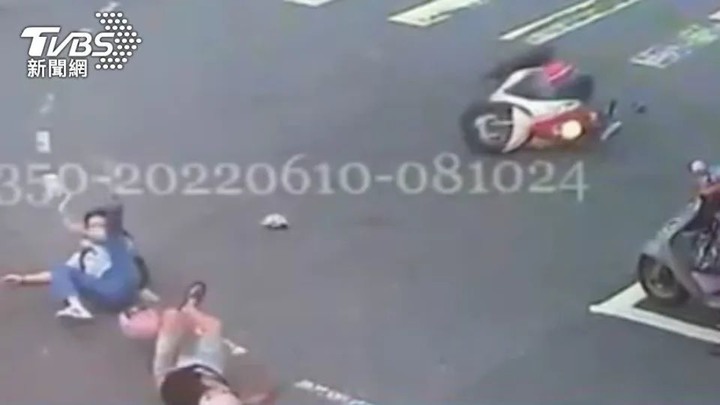 不待轉!母騎車載女停內線、打左轉燈 見警突鬼切慘撞飛