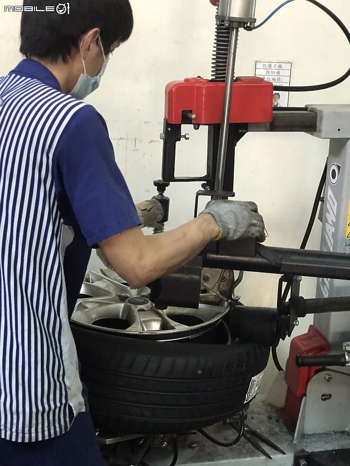 FORD Kuga穿新鞋，Bridgestone 輪胎更換心得