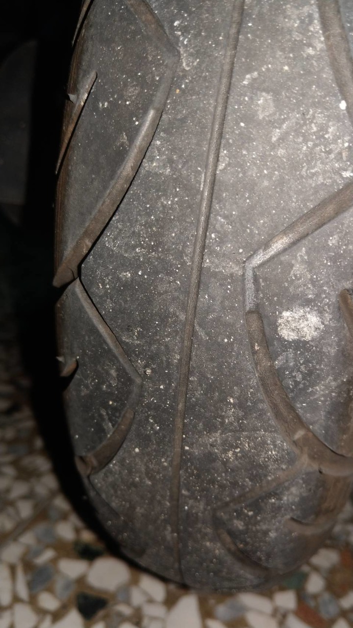 GP125 後輪輪胎更換~騎約2年而已?