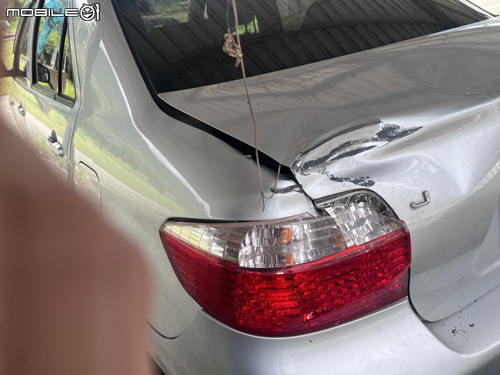 vios後車廂撞凹