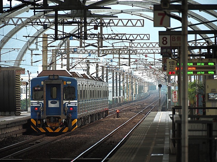 冬山火車站，外掛冬山魚丸米粉 — 平原上的大瓜棚，拍火車的好景點，新增許多裝置藝術