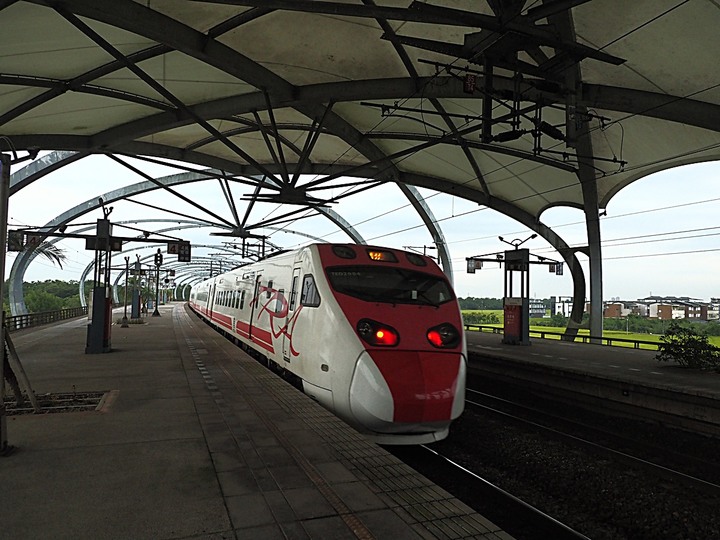 冬山火車站,外掛冬山魚丸米粉 — 平原上的大瓜棚,拍火車的好景點,新增許多裝置藝術