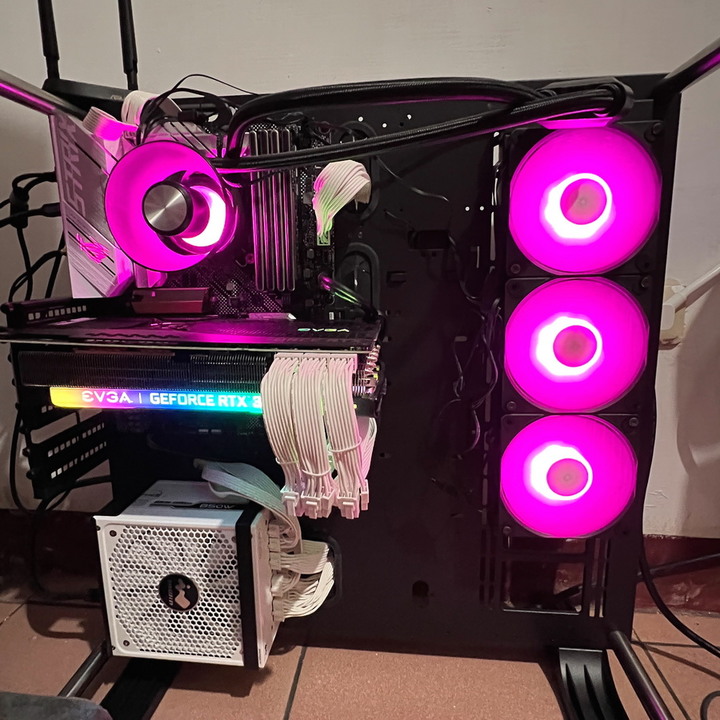 迎廣 InWin P85 雪白特仕版 - 線材也雪白的全模組化電源、80PLUS金牌、全日系電容。