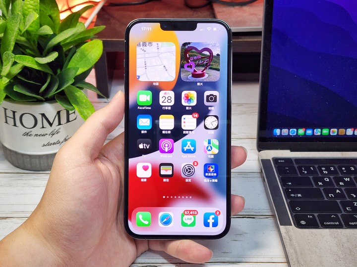 iPhone 藍光玻璃保護貼怎麼選？ZEELOT PLSHIELD NEBULA 藍光玻璃保護貼對比他牌實測