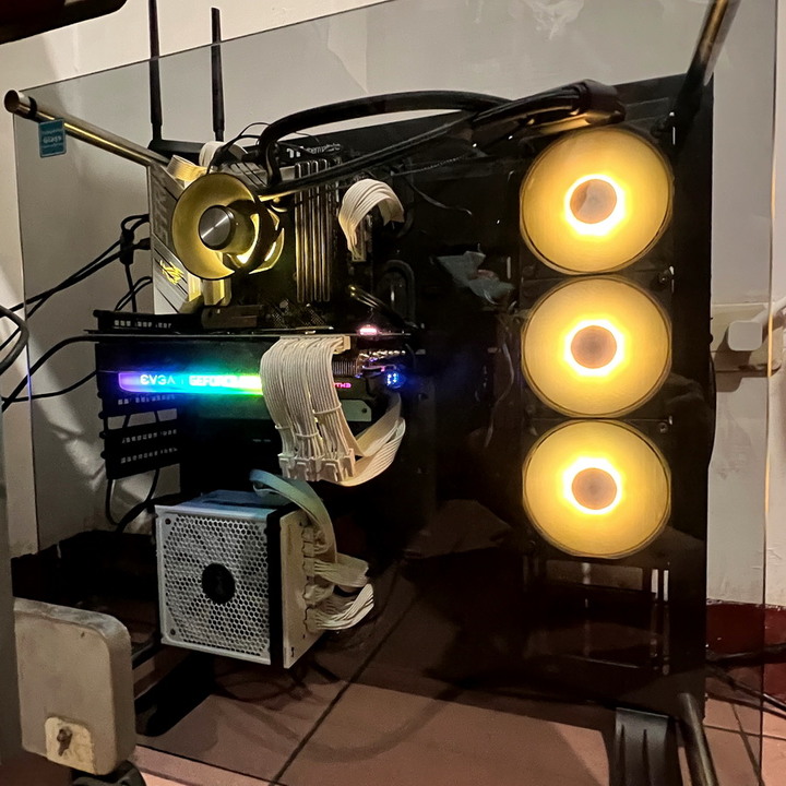 迎廣 InWin P85 雪白特仕版 - 線材也雪白的全模組化電源、80PLUS金牌、全日系電容。