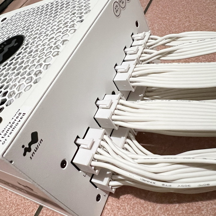 迎廣 InWin P85 雪白特仕版 - 線材也雪白的全模組化電源、80PLUS金牌、全日系電容。