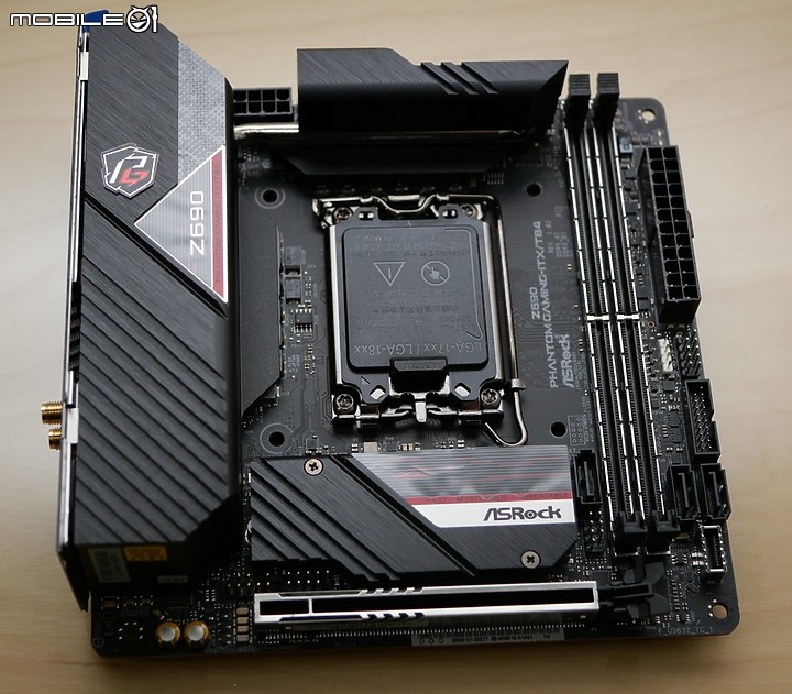 點我看大圖 小體積也有 TB4 華擎 Z690 Phantom Gaming-ITXTB4 開箱