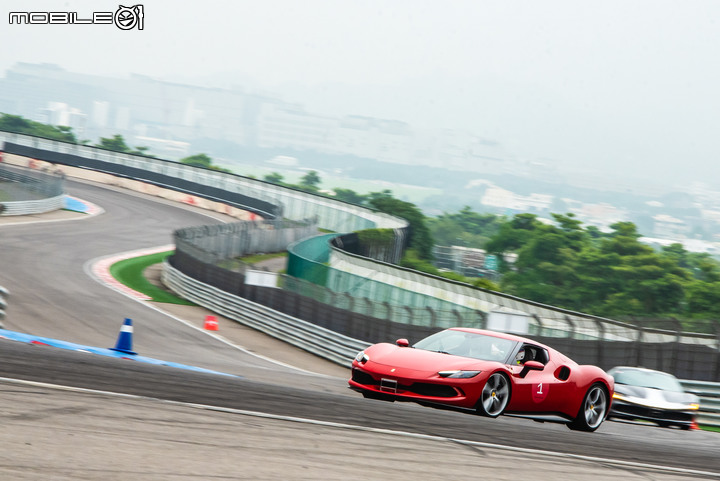 Ferrari 296 GTB 賽道體驗|性能強大的油電六缸,刁鑽靈活讓人有種賽車手上身的感覺!